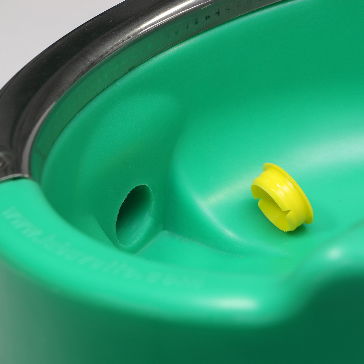 Easy cleaning with drain plug removable without tool