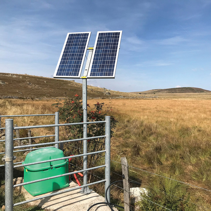 Autonomous solar pump set with batteries