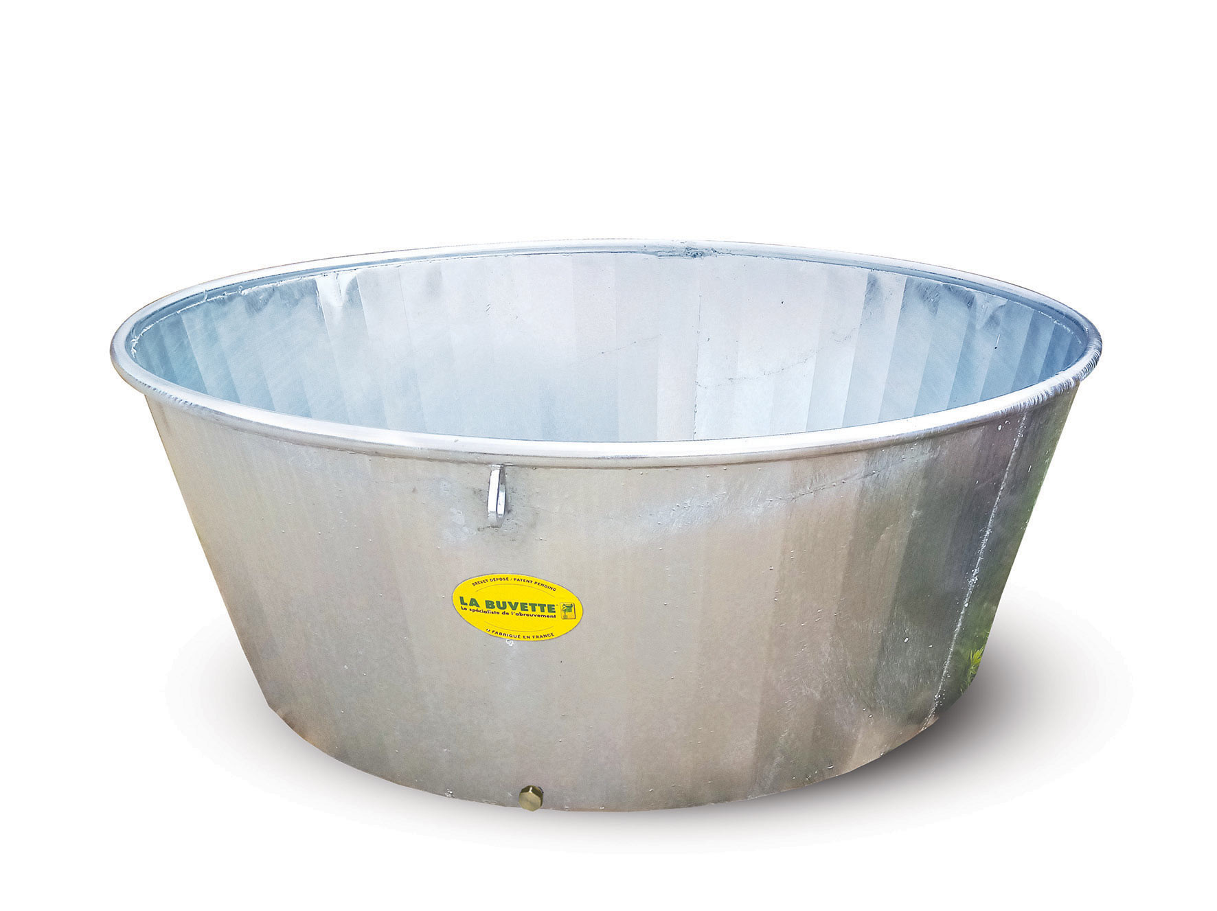 600 Litres circular trough made of galvanised steel for cattle and dairy cows on pasture.